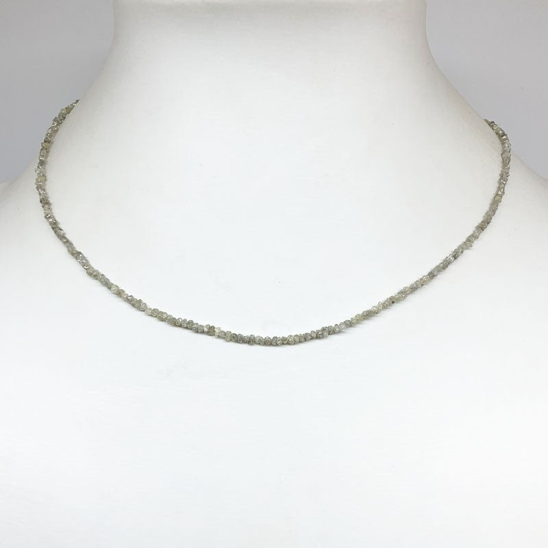 Diamant brut et naturel (champagne), perles facettées de 2/3 millimètres ! En bracelet de 17 à 19 cm ou en collier de 44 cm. Qualité AA à AAA !