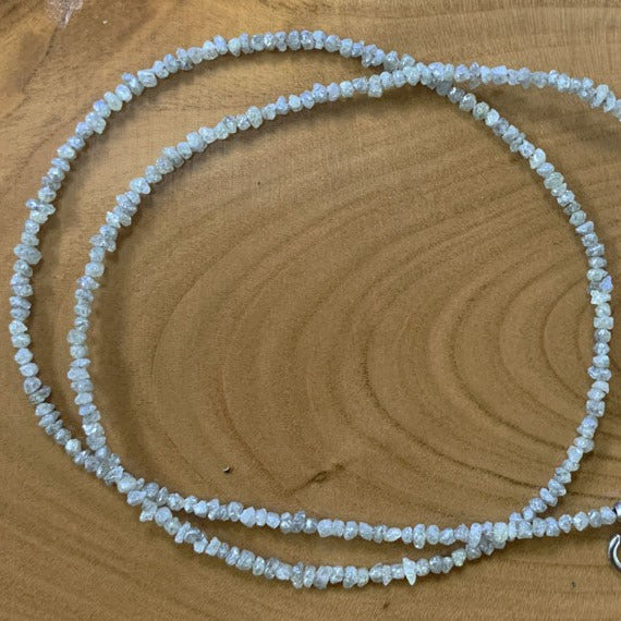 Diamant brut et naturel (champagne), perles facettées de 2/3 millimètres ! En bracelet de 17 à 19 cm ou en collier de 44 cm. Qualité AA à AAA !
