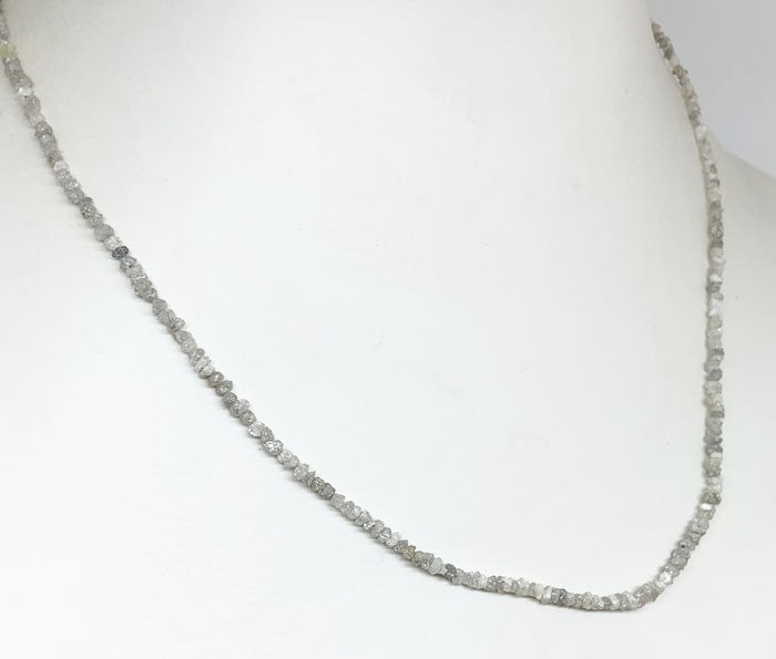 Diamant brut et naturel (diamant gris clair), perles facettées de 2/3 millimètres ! En bracelet de 17 à 19 cm ou en collier de 44 cm. Qualité AA à AAA !