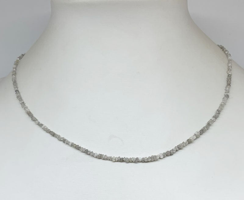 Diamant brut et naturel (diamant gris clair), perles facettées de 2/3 millimètres ! En bracelet de 17 à 19 cm ou en collier de 44 cm. Qualité AA à AAA !