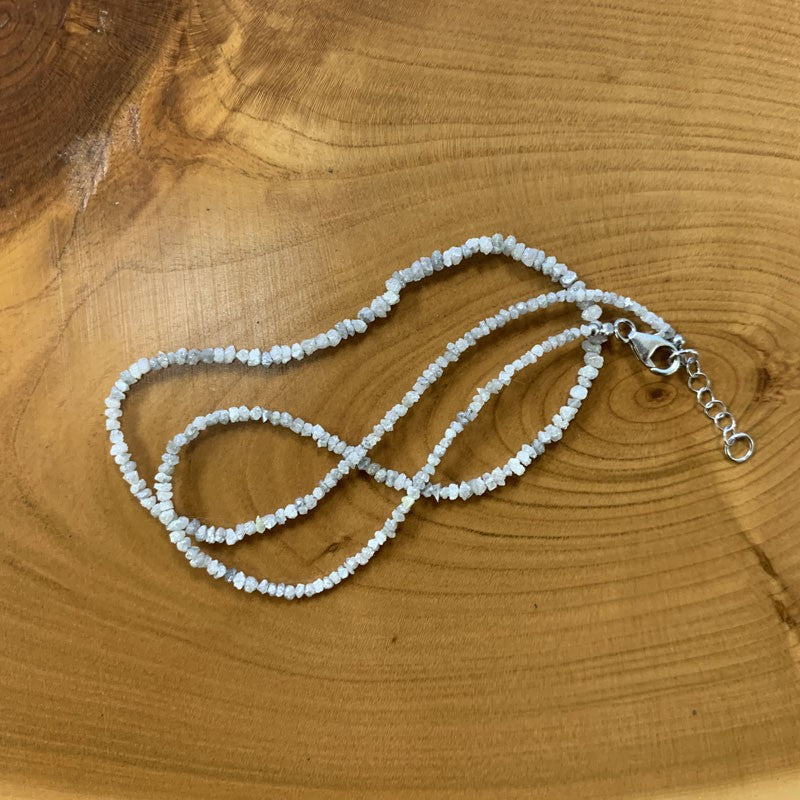 Diamant brut et naturel (diamant gris clair), perles facettées de 2/3 millimètres ! En bracelet de 17 à 19 cm ou en collier de 44 cm. Qualité AA à AAA !