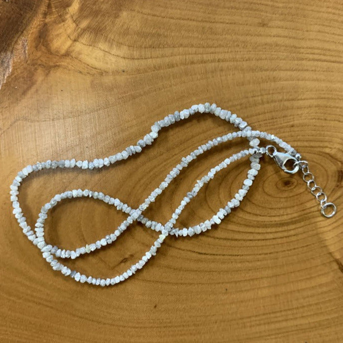 Diamant brut et naturel (diamant gris clair), perles facettées de 2/3 millimètres ! En bracelet de 17 à 19 cm ou en collier de 44 cm. Qualité AA à AAA !