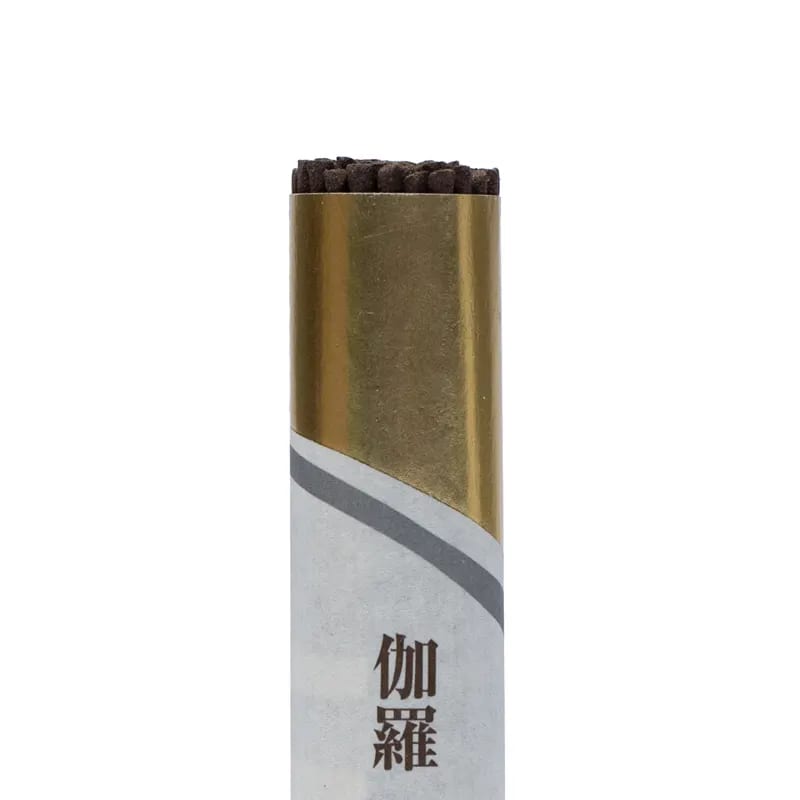 Deeply mystical Japanese incense from 'Kyara', made with the highest quality agarwood, with a balsamic touch of benzoin that generates serenity, contemplation and awareness. Size 14 to 15 cm. Weight of a pack +/- 24gr.!