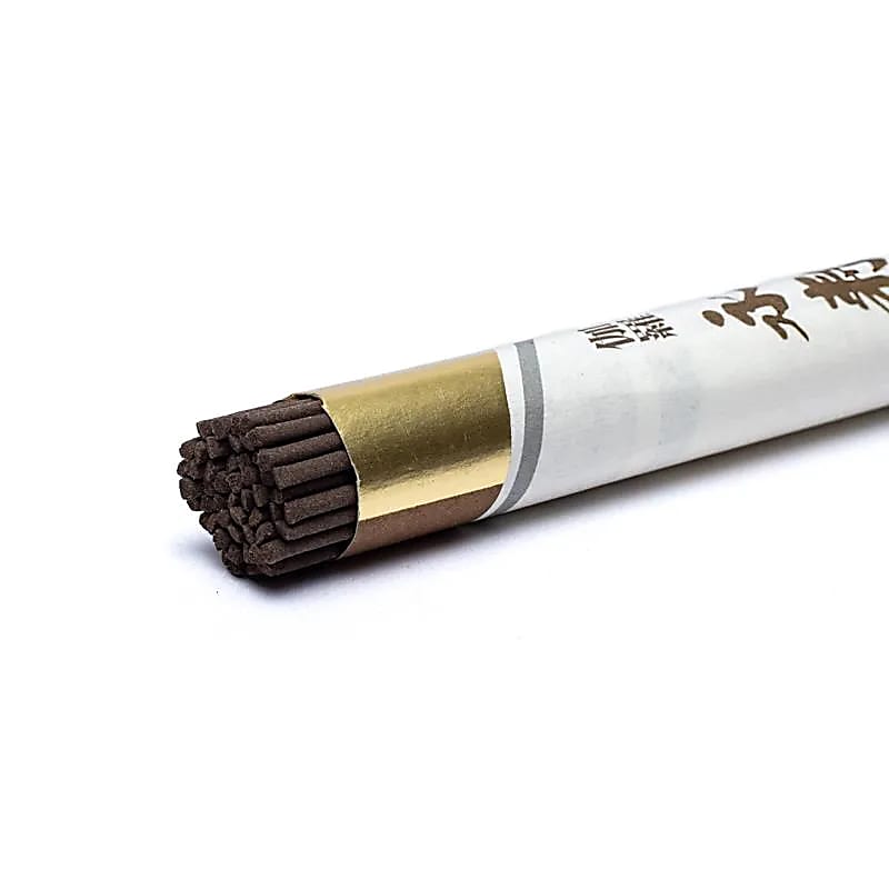 Deeply mystical Japanese incense from 'Kyara', made with the highest quality agarwood, with a balsamic touch of benzoin that generates serenity, contemplation and awareness. Size 14 to 15 cm. Weight of a pack +/- 24gr.!