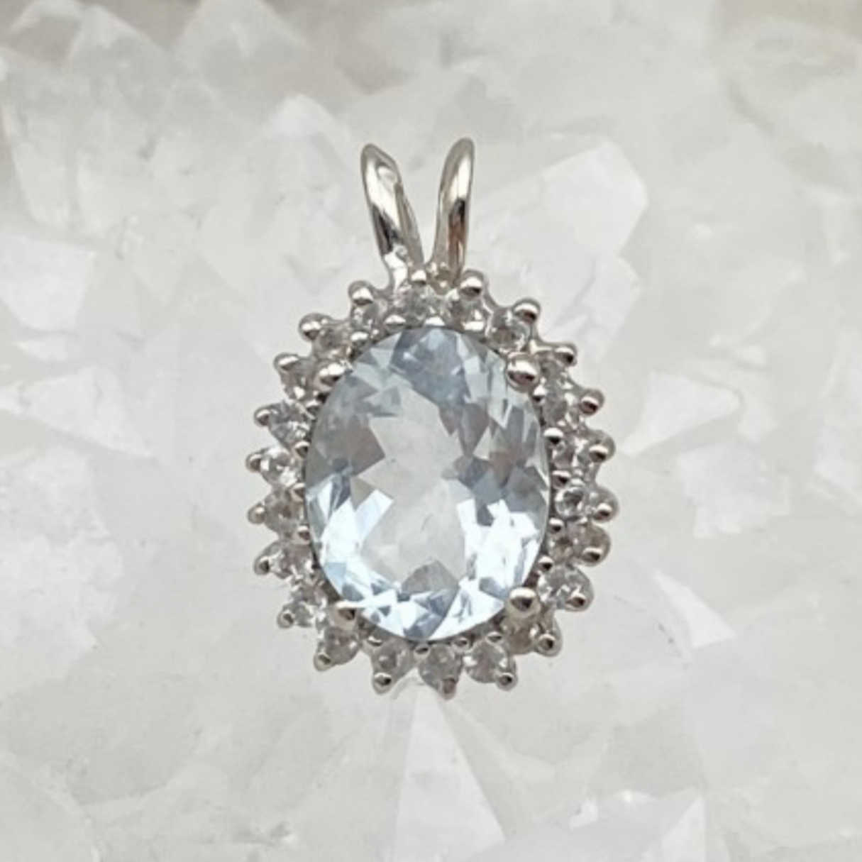 Aigue-marine | Collection Retro' | Pendentif en Argent serti d'une pierre gemme de forme ovale, entouré d'Oxyde, 16x10 mm !
