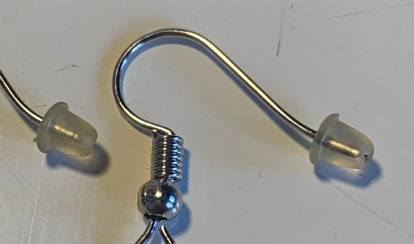 Boucles d'oreilles en perles facettées de Corail rouge avec perle d'Inde sur tige en métal, qualité AA à AAA. Vendu en finition Argent 0.925, laiton ton argent ou doré, parfait !
