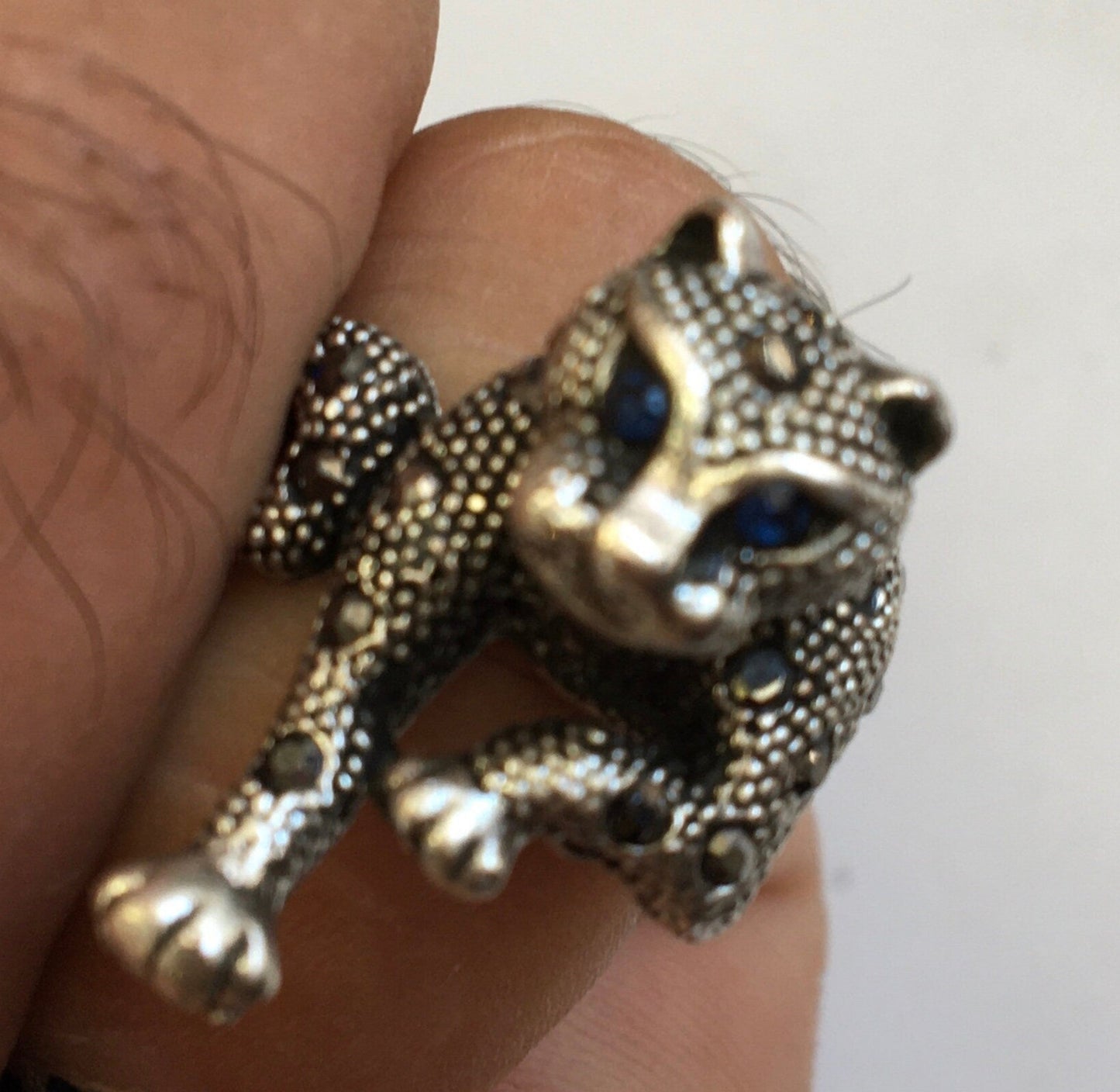 Bague 'panthére', avec incrustation de 2 Saphirs (yeux) et 24 petites pierres facettées, en métal Argent 0.925 ! Belle réalisation, article de seconde main !