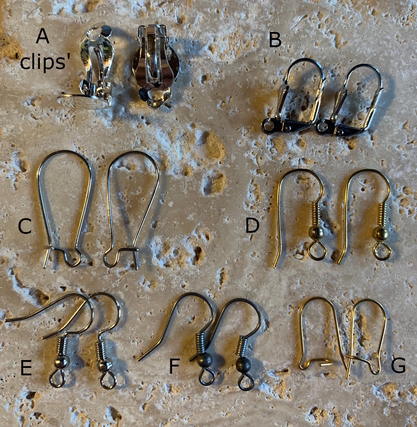 Boucles d'oreilles en perles facettées de Corail rouge avec perle d'Inde sur tige en métal, qualité AA à AAA. Vendu en finition Argent 0.925, laiton ton argent ou doré, parfait !