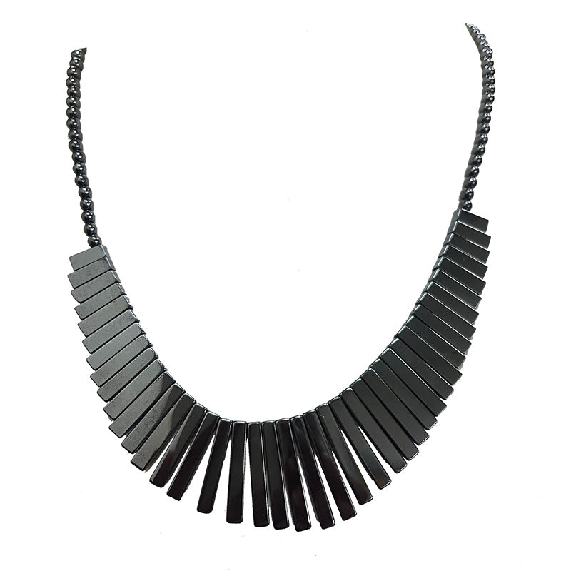 Hématite, collier 'Cléopâtre' en perles rondes de 6 mm avec panoramique de barrettes de 2 à 3 cm. 45 centimètres de longueur. 3 finitions au choix pour le système de fermeture (Argent, plaqué or, argenté). Une pierre à l'effet métal, superbe !