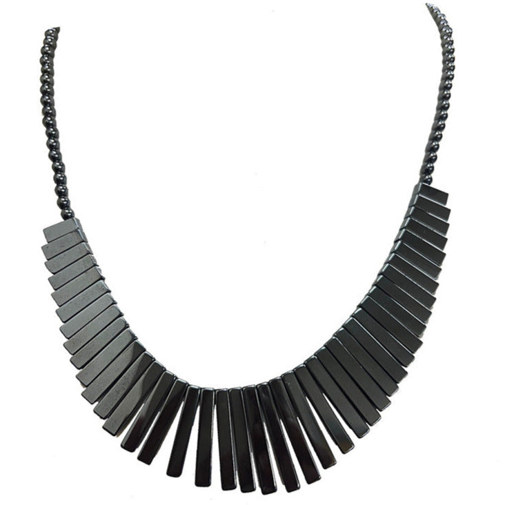 Hématite, collier 'Cléopâtre' en perles rondes de 6 mm avec panoramique de barrettes de 2 à 3 cm. 45 centimètres de longueur. 3 finitions au choix pour le système de fermeture (Argent, plaqué or, argenté). Une pierre à l'effet métal, superbe !
