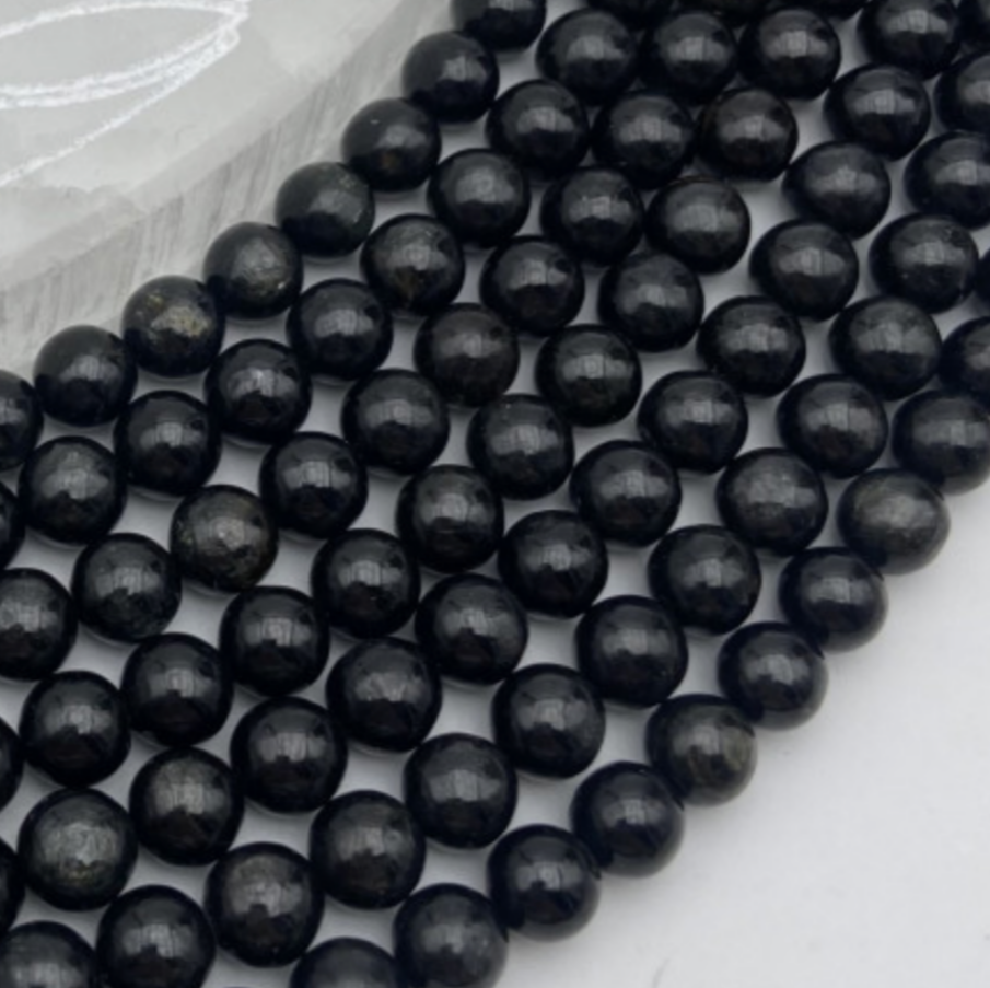 Hypersthène, perles rondes de 6 ou 8 mm. Vendu en fil de perle 38/39 cm, en bracelet de 17 à 21cm, en collier de 45 ou sautoir de 60cm. Qualité AA à AAA, superbes perles à l'effet puissant !