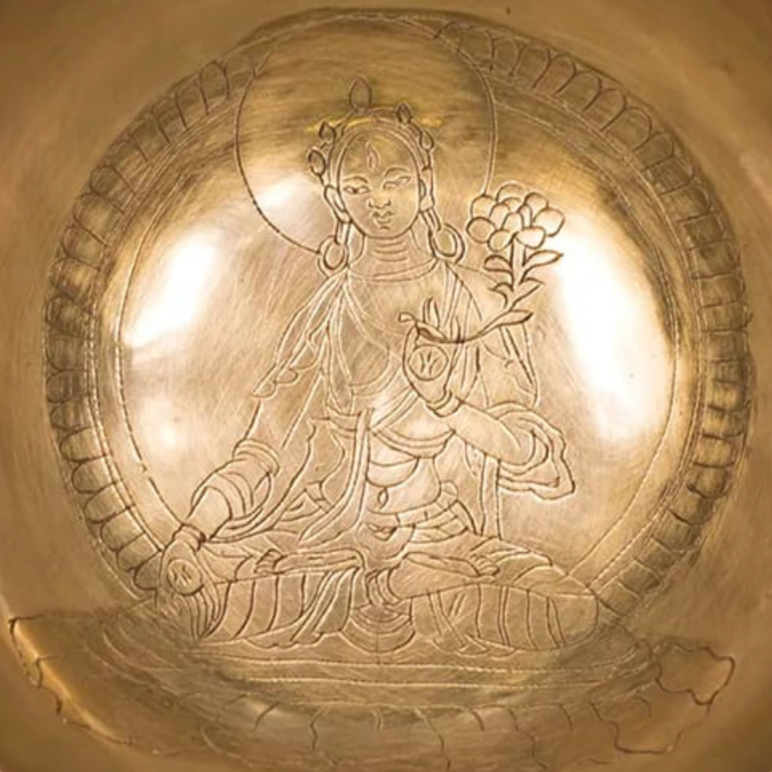 Bowl with engraving of the goddess 'White Tara' on the inside, 13 centimeters - +/- 500 grams approximately. Sold with a suitable mallet! Magnificent piece 'handmade' in Nepal