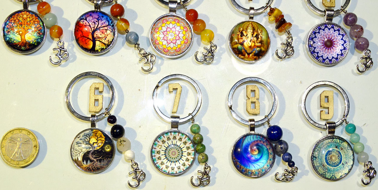 Porte-clés 'Mandala' personnalisés par Gem & Zen avec perles en pierres et décorations en métal (Laiton). 7 centimètres de longueur, 27 millimètres de diamètre. Parfait pour des clés, sacs à main ou en cadeau !