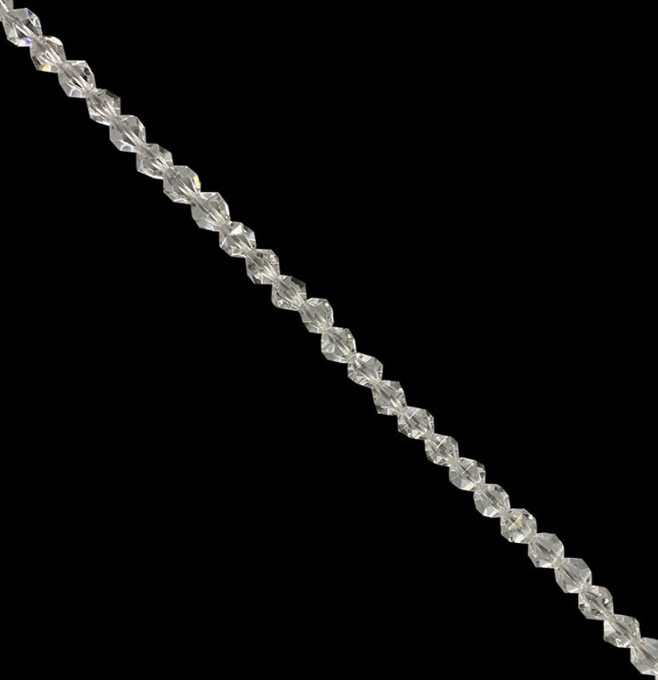 Perles 'Icosaèdres' de 6 millimètres en Cristal de roche. Option de vente en : fil de perles 38/39 cm, en bracelet de 17 à 21cm, en collier de 45 ou sautoir de 60cm. Qualité AA à AAA, superbes perles !