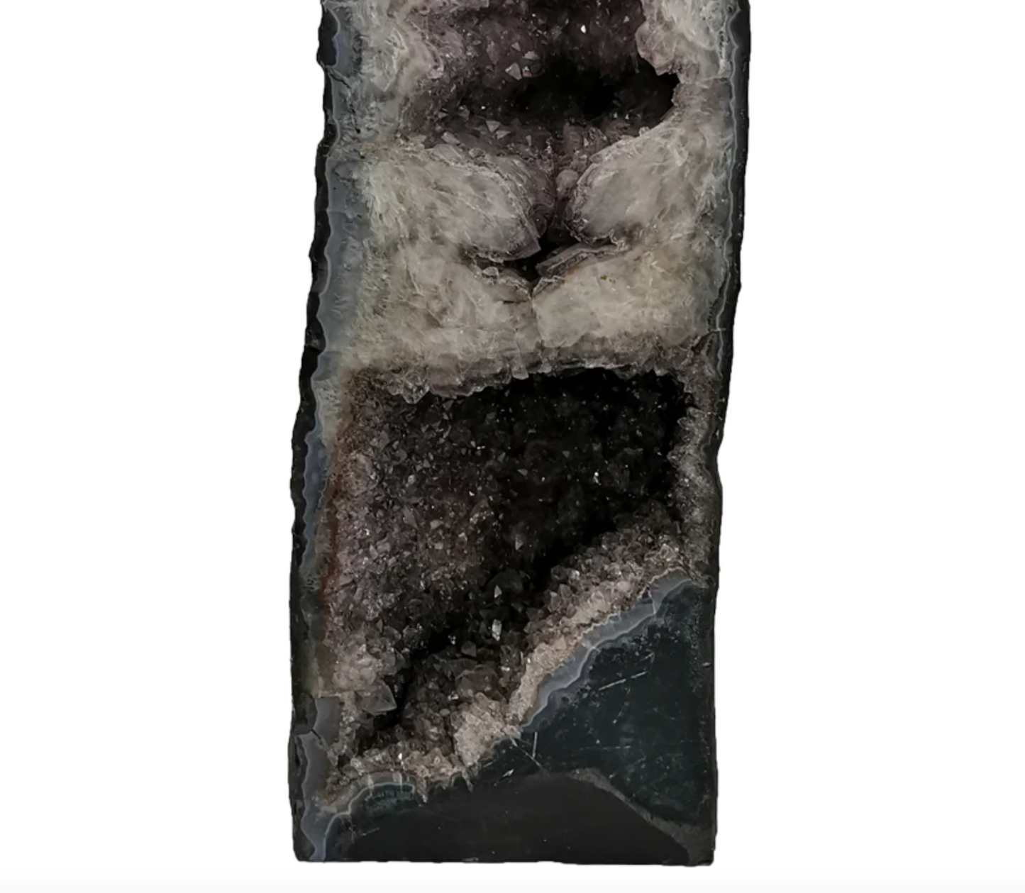 Géode d'améthyste 'cathédrale' de 25,3 kilogrammes, 57 x 19 centimètres. Superbe qualité AA, en provenance du Brésil. Incroyables effets positifs pour vos collections, expositions...parfait !