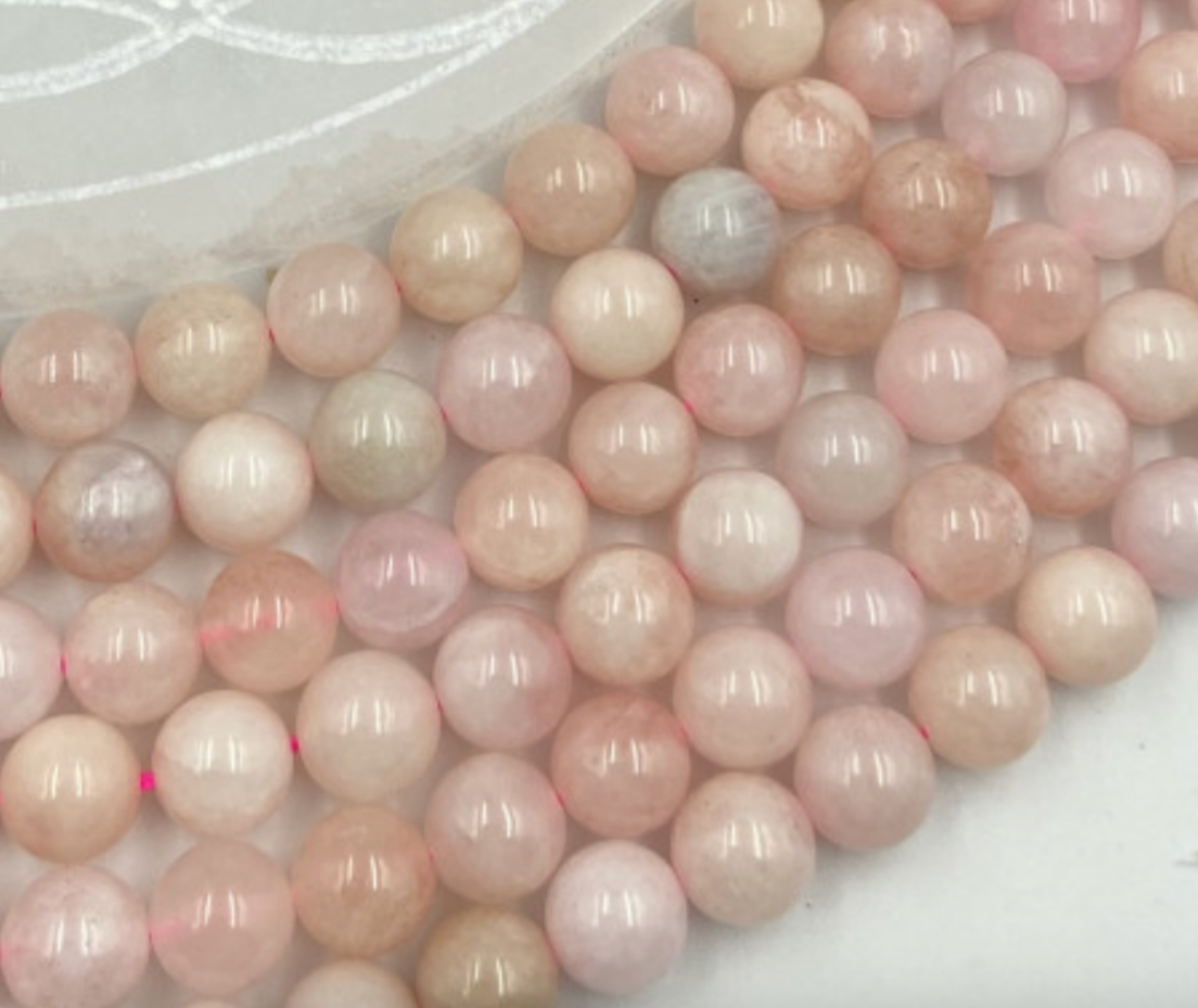 Morganite, perles rondes de 6 et 8 mm, vendu en fil de perle 38/39 cm, en bracelet de 17 à 21cm, en collier de 45 ou sautoir de 60cm. Qualité AA à AAA !