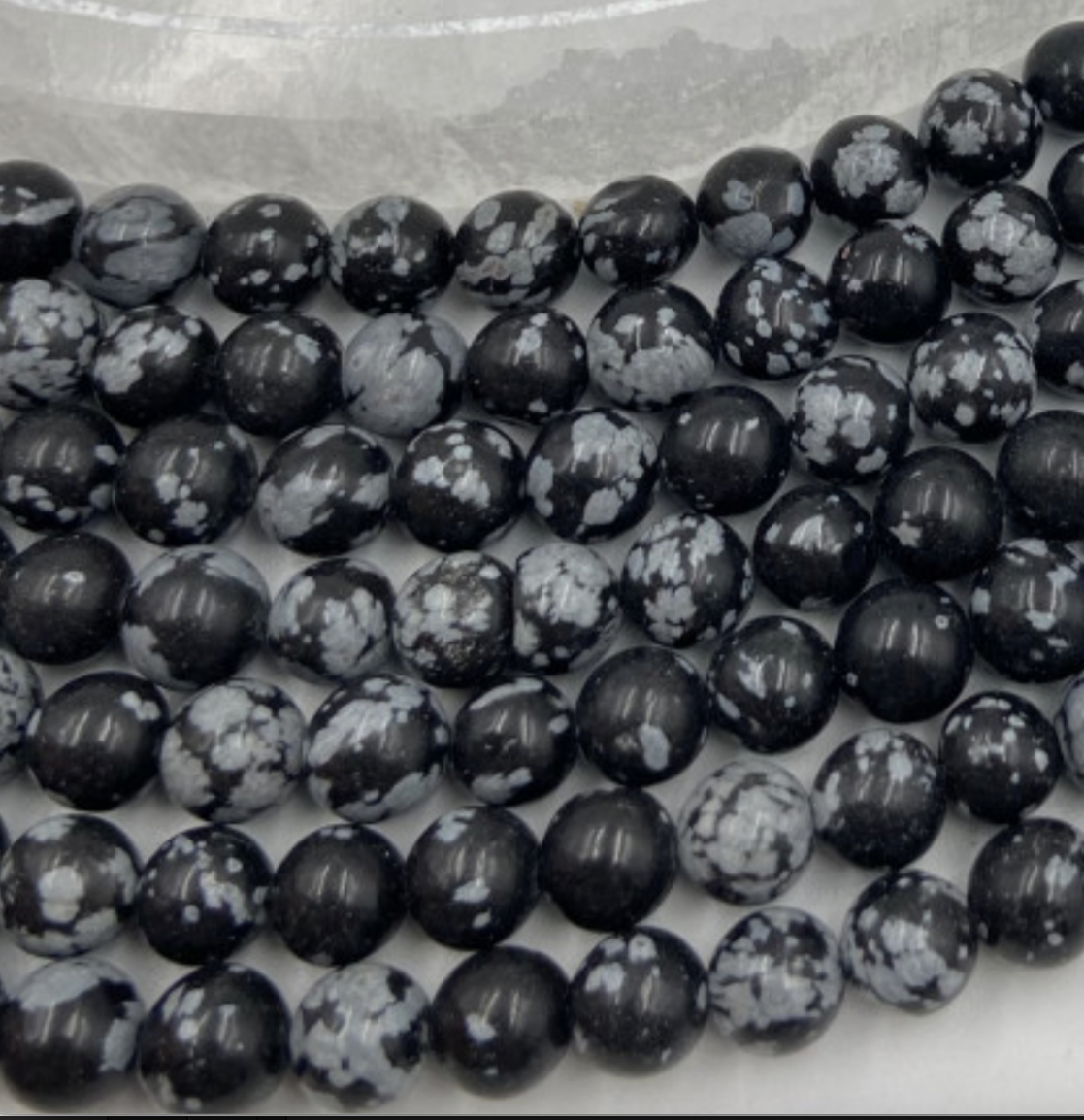 Obsidienne Flocon de Neige/ Mouchetée, perles rondes de 6 ou 8 mm. Vendu en fil de perle 38/39 cm, en bracelet de 17 à 21cm, en collier de 45 ou sautoir de 60cm. Qualité AA à AAA !