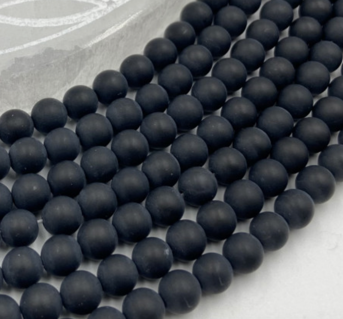 Onyx 'finition Mat', perles rondes de 6 ou 8 mm. Vendu en fil de perle 38/39 cm, en bracelet de 17 à 21cm, en collier de 45 ou sautoir de 60cm. Qualité AA à AAA, superbes perles à l'effet calmant !