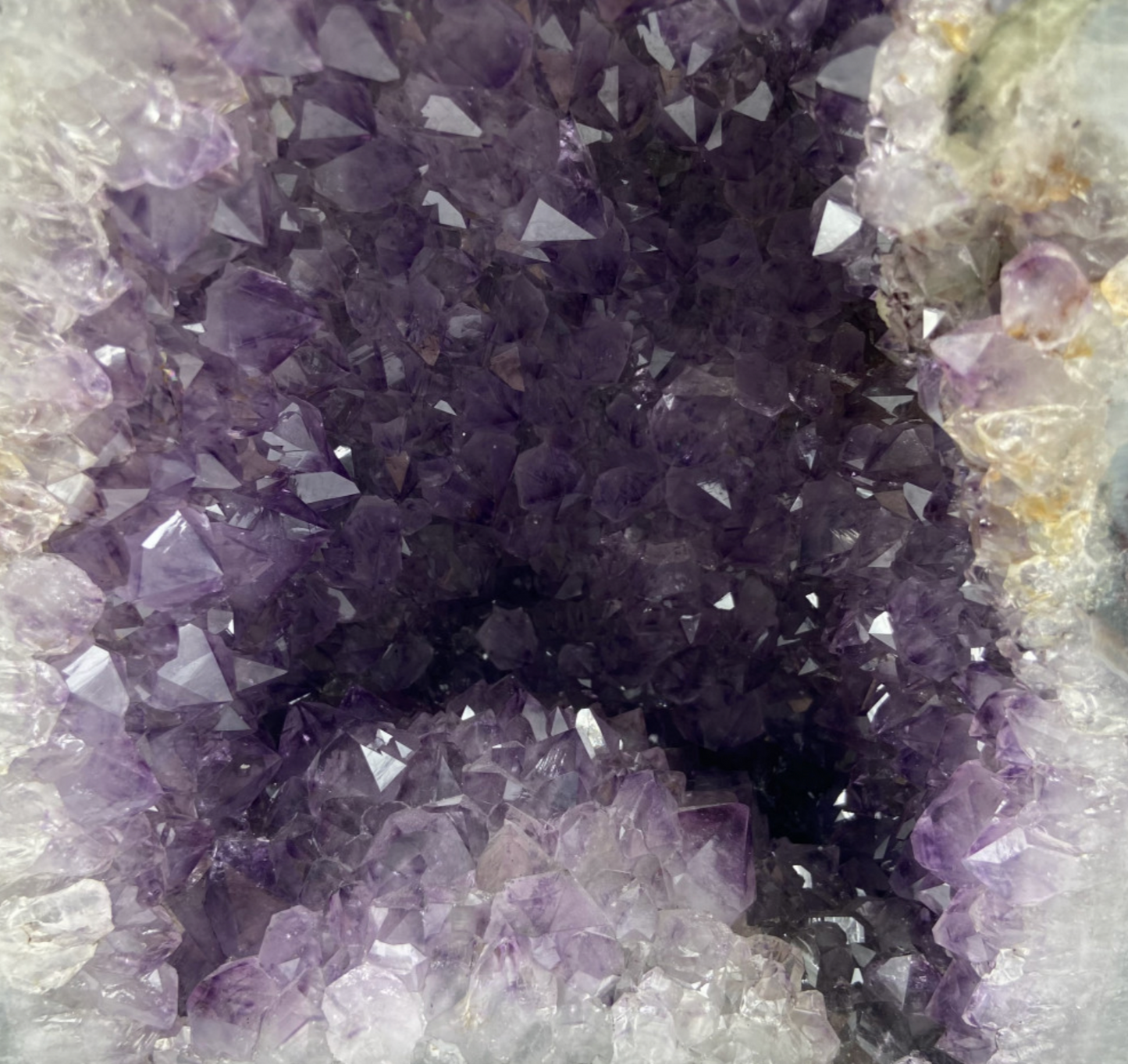 Géode d'améthyste de 12,68 kilogrammes, 29,5 x 22 centimètres. Superbe qualité AA, en provenance du Brésil. Incroyables effets positifs pour vos collections, expositions...parfait !