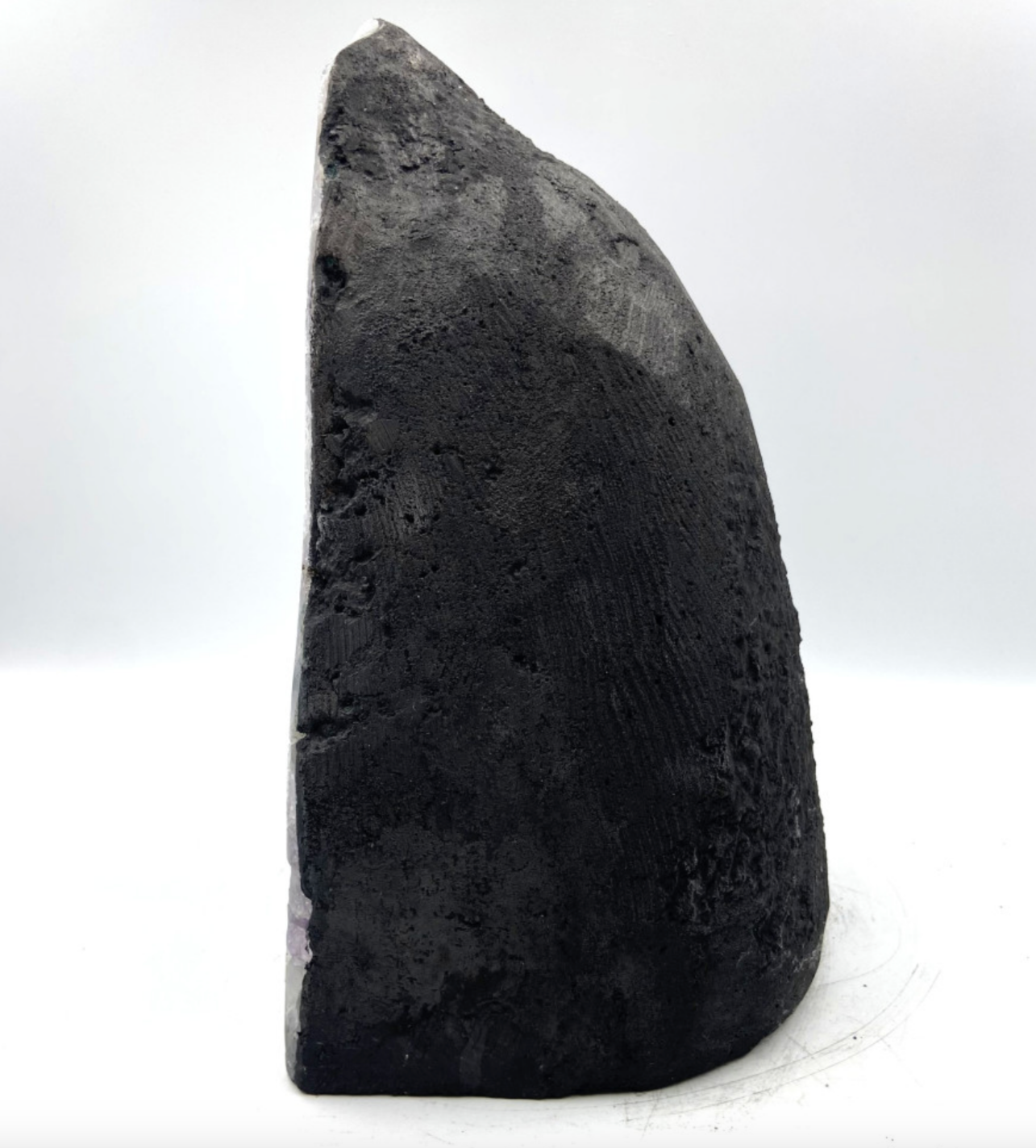 Géode d'améthyste de 7,08 kilogrammes, 25 x 17,5 centimètres. Superbe qualité AA, en provenance du Brésil. Incroyables effets positifs pour vos collections, expositions...parfait !