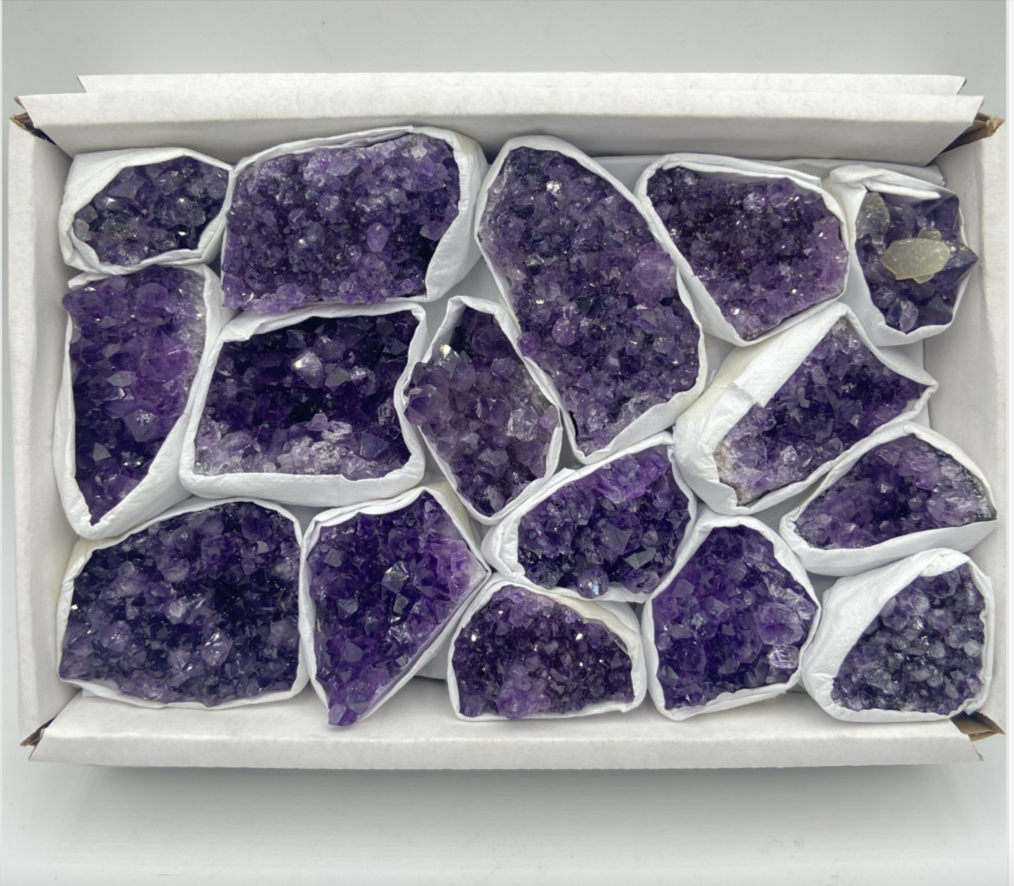 Sale by the kg/ Uruguayan Amethyst, Extra AAA quality, full box of 1.64 kilograms of druse. Perfect for exhibition, resale, collection...