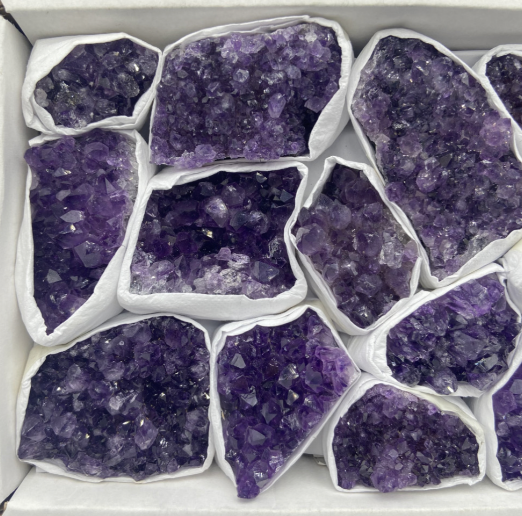 Sale by the kg/ Uruguayan Amethyst, Extra AAA quality, full box of 1.64 kilograms of druse. Perfect for exhibition, resale, collection...