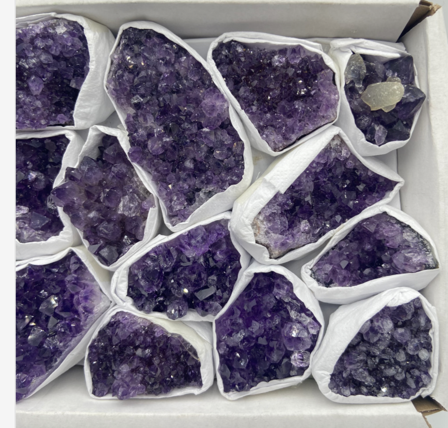 Sale by the kg/ Uruguayan Amethyst, Extra AAA quality, full box of 1.64 kilograms of druse. Perfect for exhibition, resale, collection...