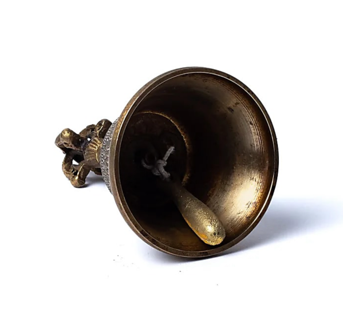 Bronze dorje and bell with beautiful detailed decorations. Three sizes to choose from, from 9 to 17 centimeters. These sacred tools are of excellent quality!