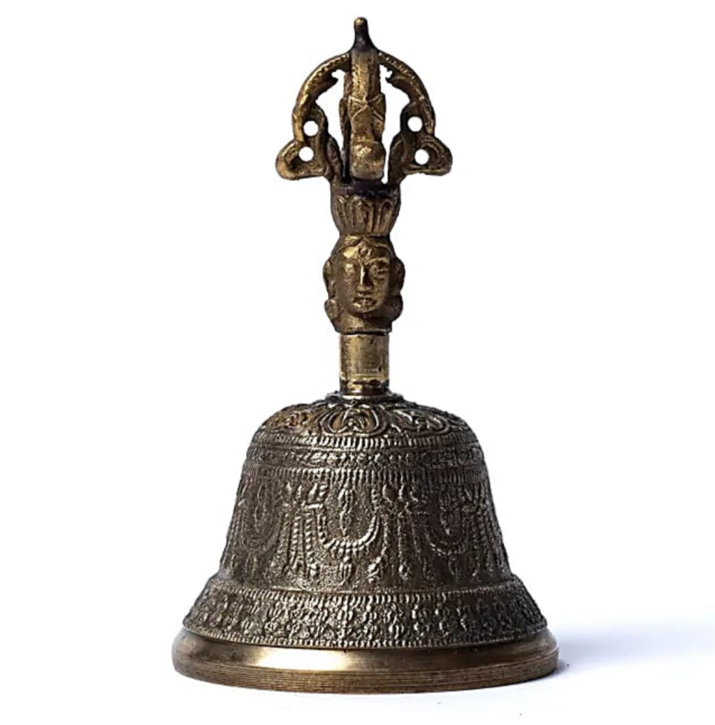 Bronze dorje and bell with beautiful detailed decorations. Three sizes to choose from, from 9 to 17 centimeters. These sacred tools are of excellent quality!
