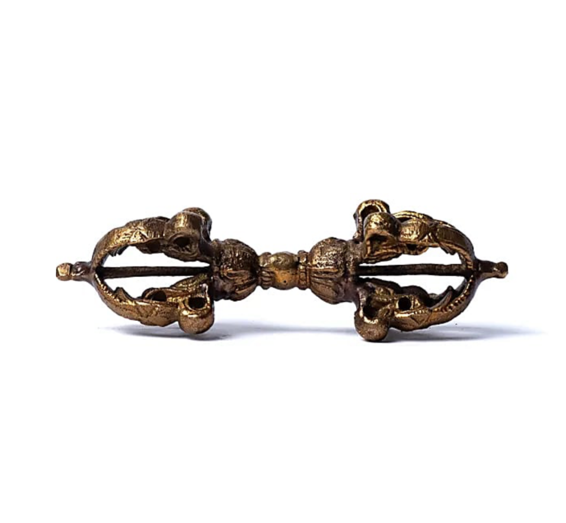 Bronze dorje and bell with beautiful detailed decorations. Three sizes to choose from, from 9 to 17 centimeters. These sacred tools are of excellent quality!