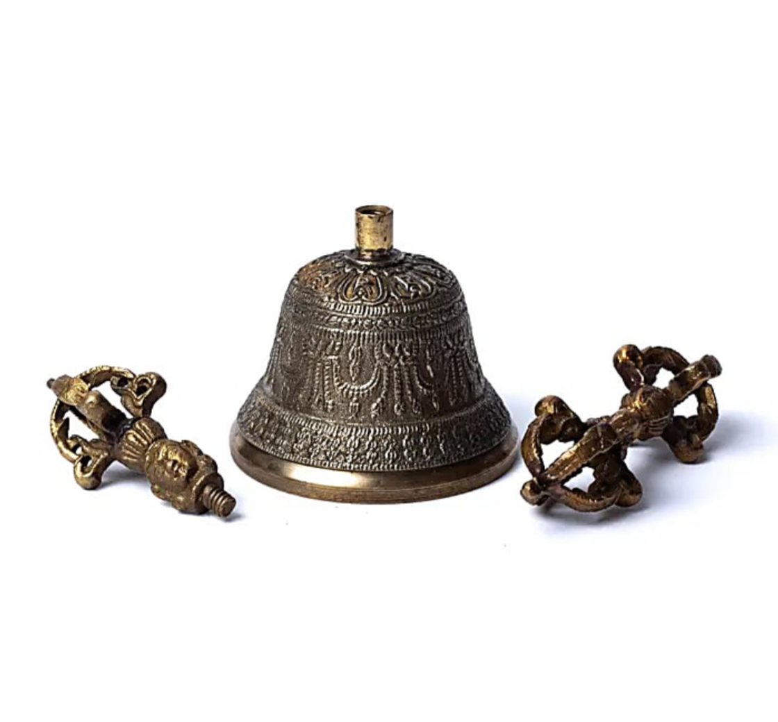 Bronze dorje and bell with beautiful detailed decorations. Three sizes to choose from, from 9 to 17 centimeters. These sacred tools are of excellent quality!