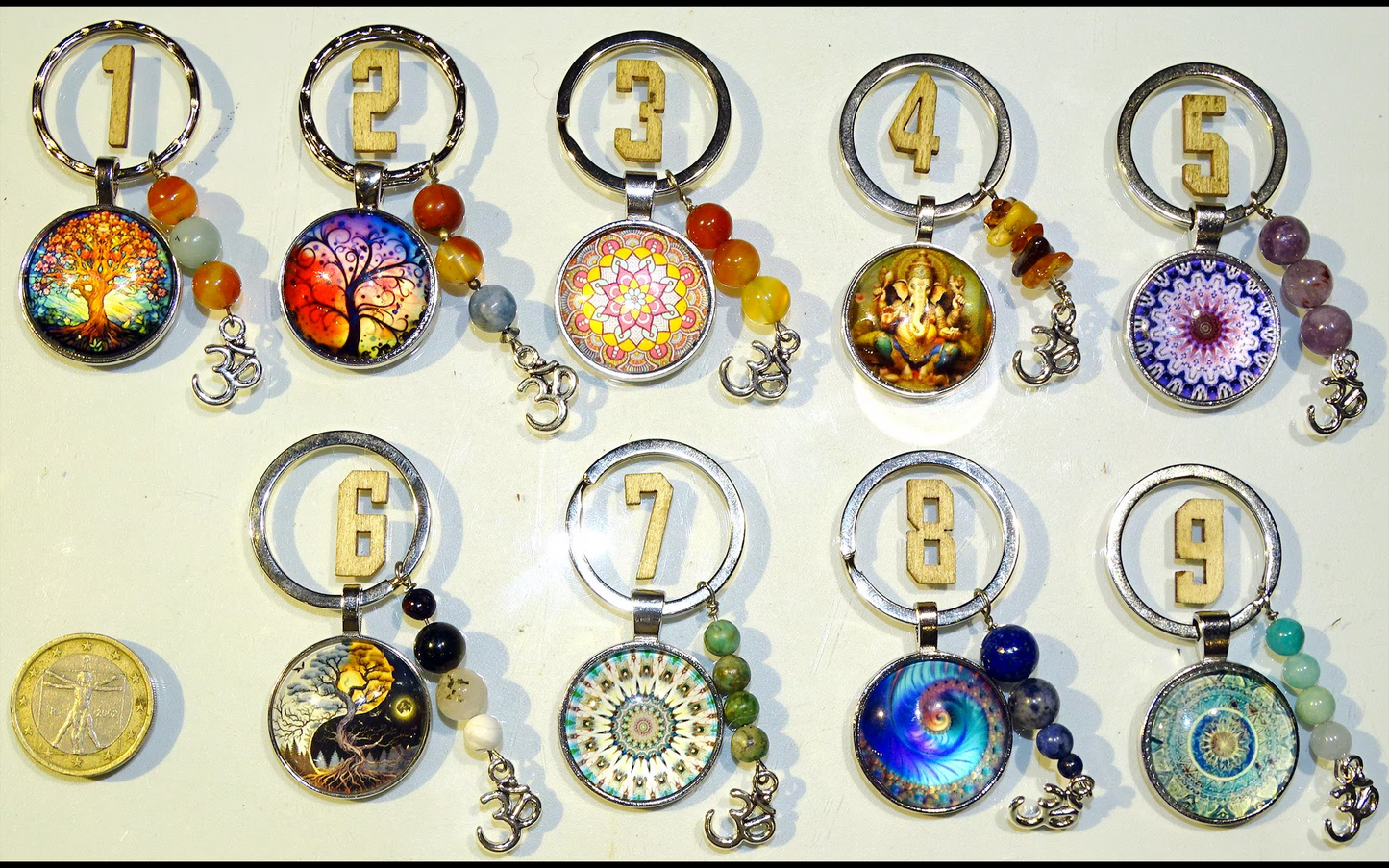 Porte-clés 'Mandala' personnalisés par Gem & Zen avec perles en pierres et décorations en métal (Laiton). 7 centimètres de longueur, 27 millimètres de diamètre. Parfait pour des clés, sacs à main ou en cadeau !