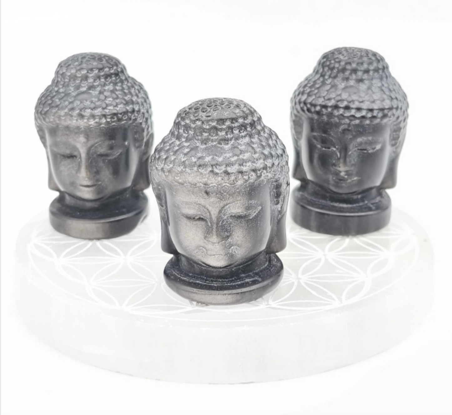 Tête de Bouddha en Obsidienne argentée, fait main, 50mm de haut x 45 x 30. Très belle petite pièce d'une pierre sacrée !