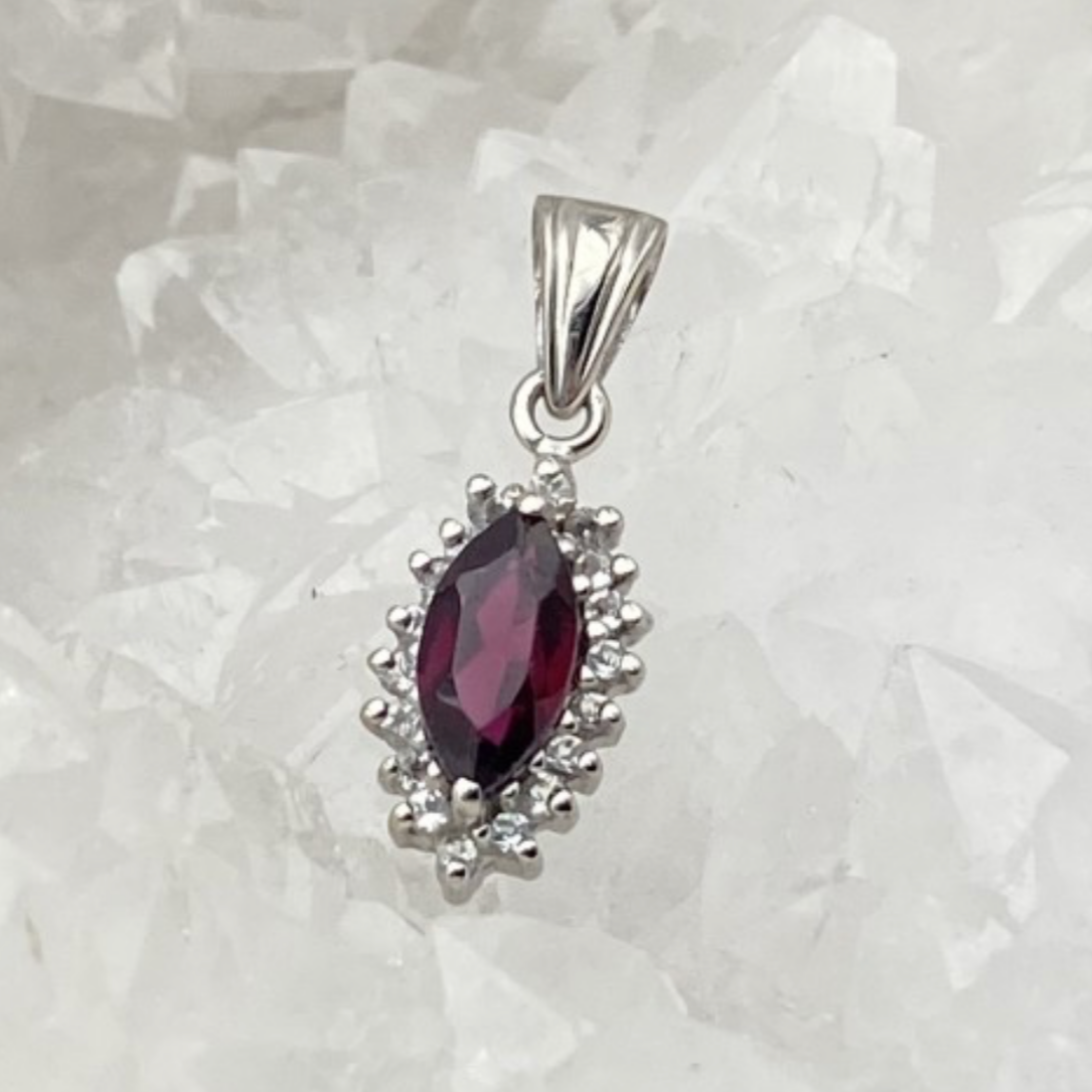 Grenat | Collection Retro' | Pendentif en Argent serti d'une pierre gemme en forme de 'navette', entouré d'Oxyde, 19 x 7 mm !