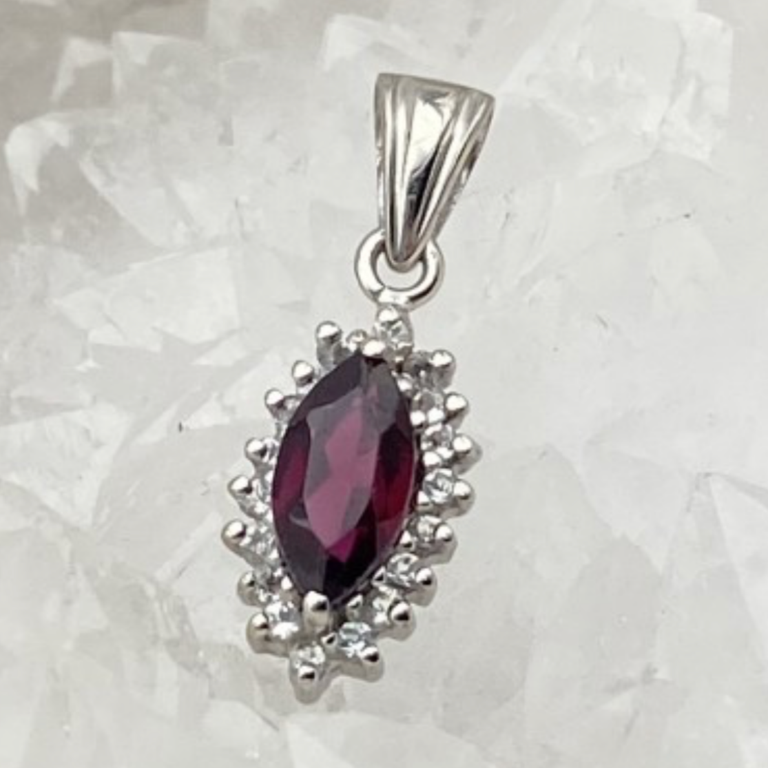 Grenat | Collection Retro' | Pendentif en Argent serti d'une pierre gemme en forme de 'navette', entouré d'Oxyde, 19 x 7 mm !