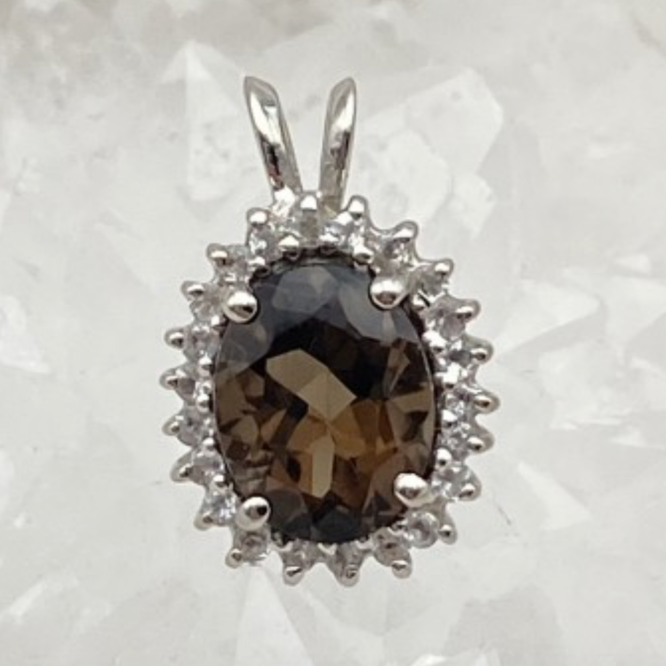 Quartz/ Cristal fumé | Collection Retro' | Pendentif en Argent serti d'une pierre gemme de forme de ovale, entouré d'Oxyde, 16 x 10 mm !
