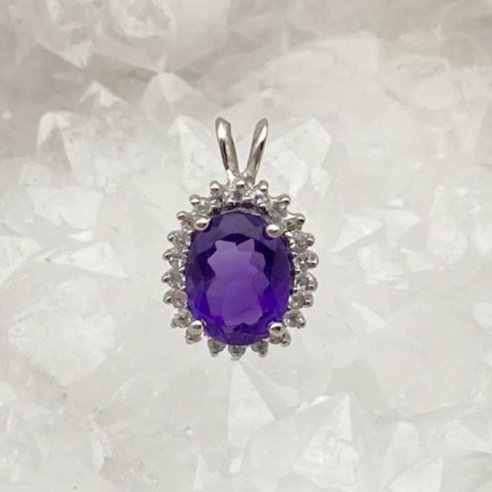 Améthyste | Collection Retro' | Pendentif en Argent serti d'une pierre gemme de forme de ovale, entouré d'Oxyde, 16 x 10 mm !
