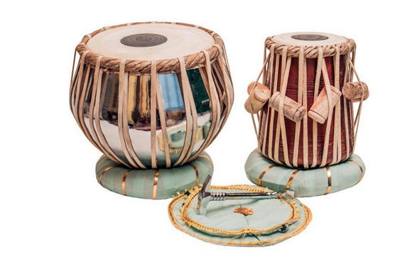 Tabla Indien traditionnel, comprend 1 sac de transport (étui souple), marteau et coussins. Dimensions & poids : Dayan : Ø 19cm (surface de jeu Ø15,5cm), 28cm de hauteur, 4,8kg/ Bayan : Ø30cm (surface de jeu Ø24cm). Magnifique qualité !