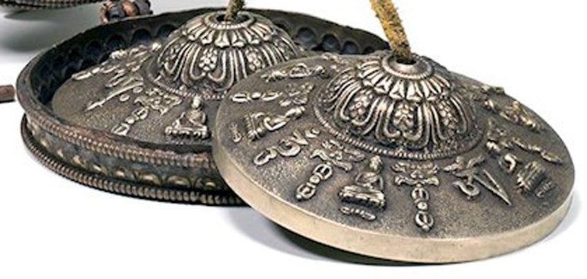 Cymbale Tibétaine (Tingsha/ Ding-Sha’s), fait en bronze, avec gravures sacrées, 11 cm de diamètre - 820 grammes. Vendu avec étui métalique. Utilisées comme offrandes musicales dans les pratiques et la méditation !