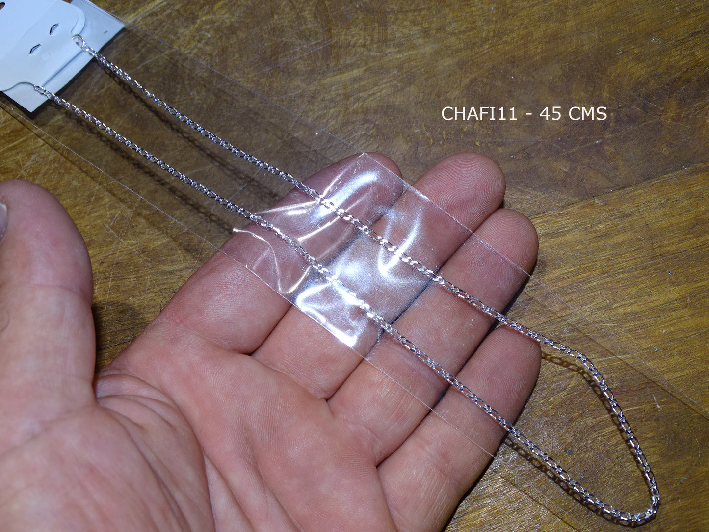 Sélection de chaînettes de 43 à 65 centimètres en Argent 0.925. 10 modèles au choix ! Parfait pour vos pendentifs prféférés !