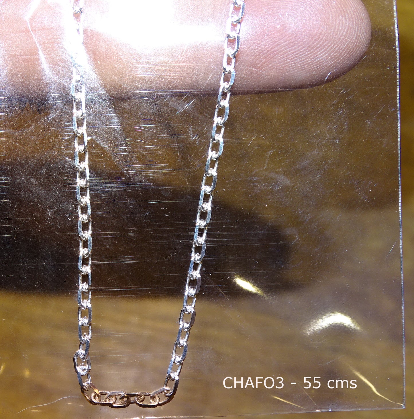 Sélection de chaînettes de 43 à 65 centimètres en Argent 0.925. 10 modèles au choix ! Parfait pour vos pendentifs prféférés !