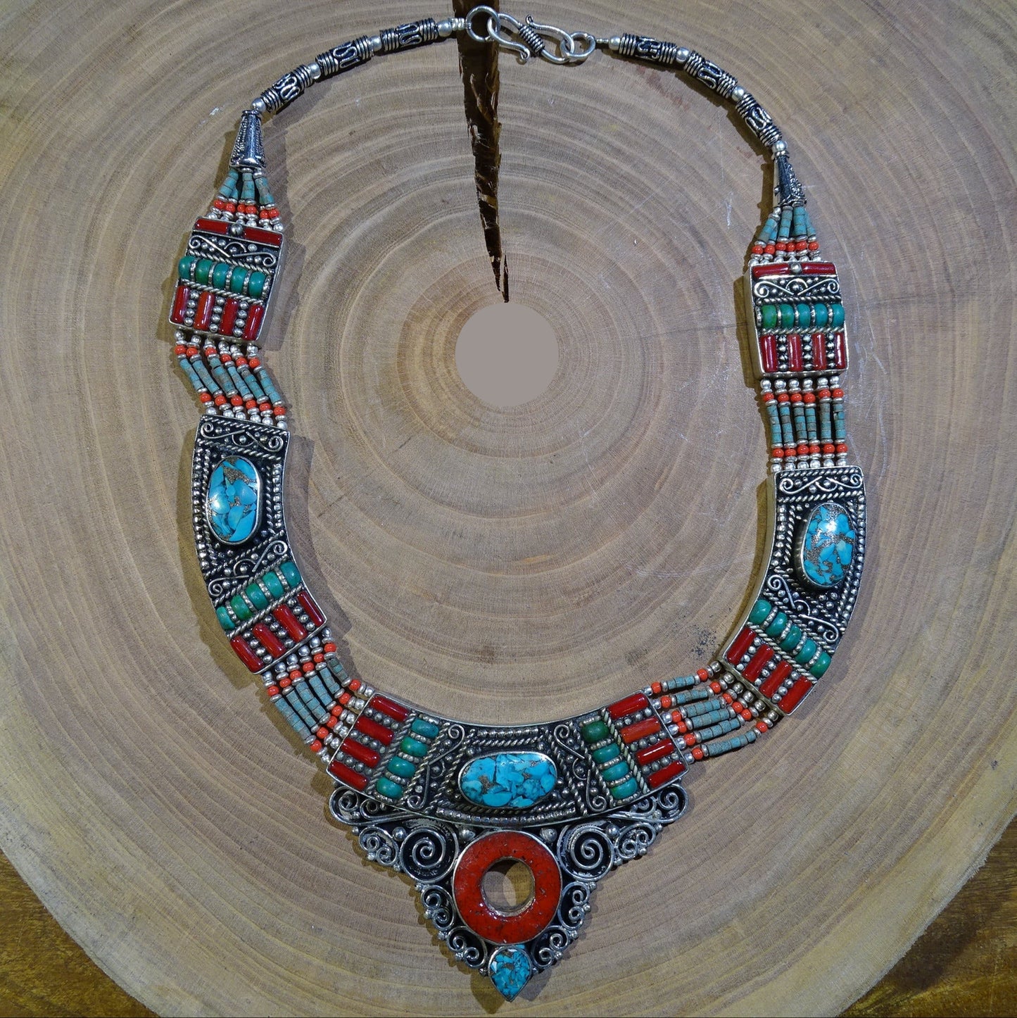 Superbe collier/ parure en perle et cabochon de turquoise et de corail. 45 centimètres de longueur. Fait sur Argent au Népal (Katmandou) ! Véritable œuvre d'art, un joyau !