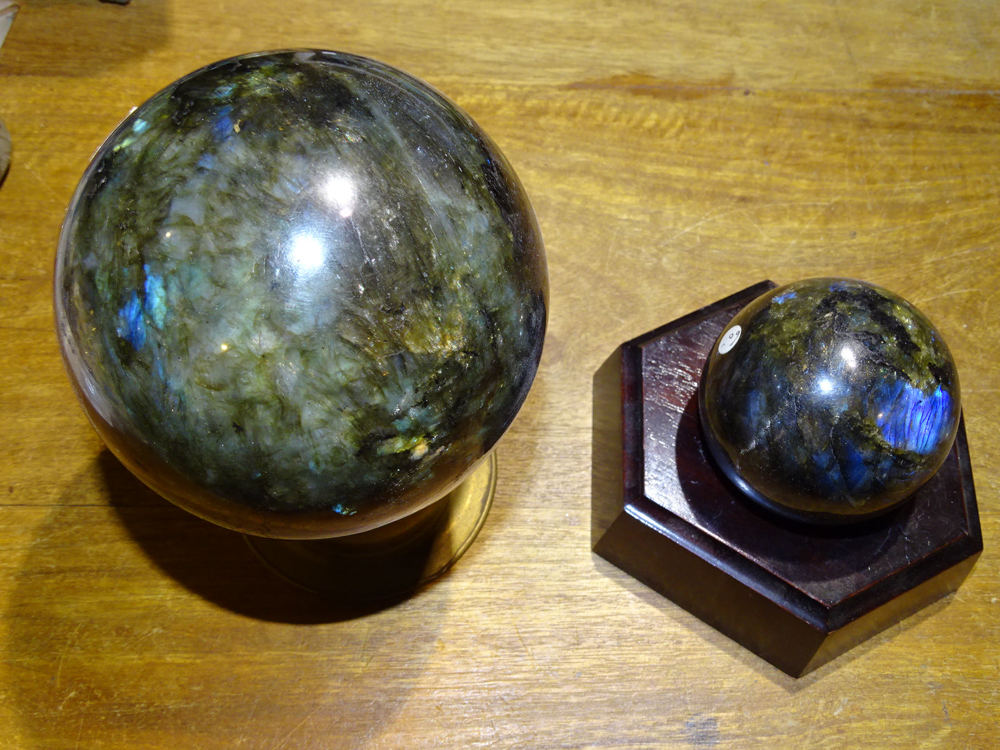 Sélection de sphères en labradorite, de 55 à 100 millimètres. Une pierre aux reflets bletés hypnotisants. Parfait pour la lithothérapie, collection, exposition...!
