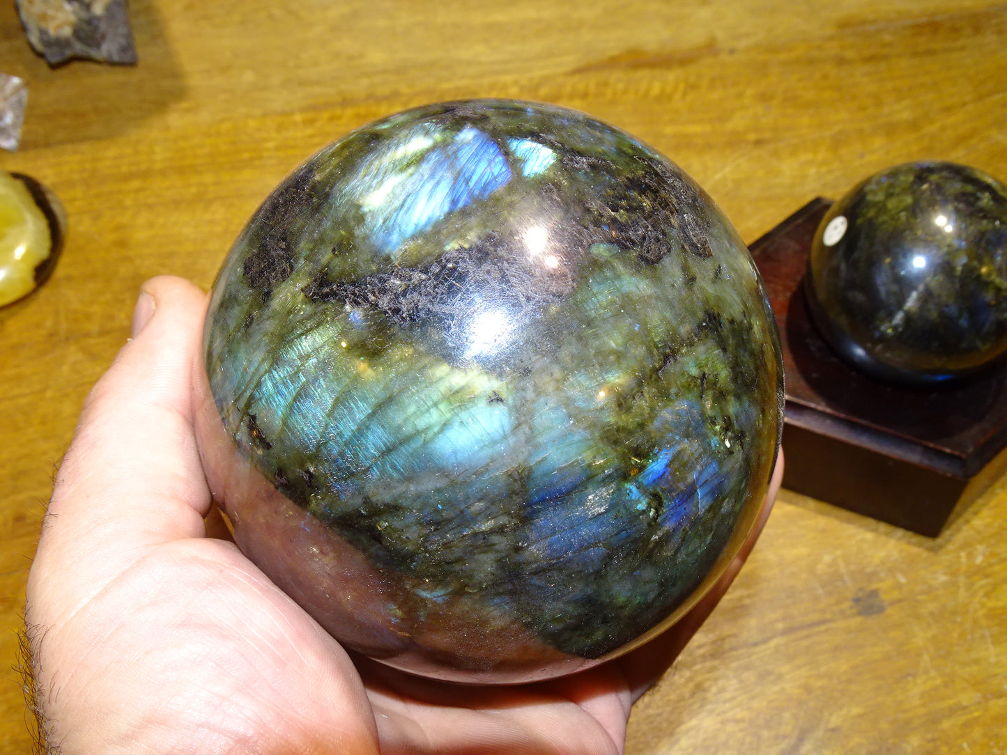 Sélection de sphères en labradorite, de 55 à 100 millimètres. Une pierre aux reflets bletés hypnotisants. Parfait pour la lithothérapie, collection, exposition...!