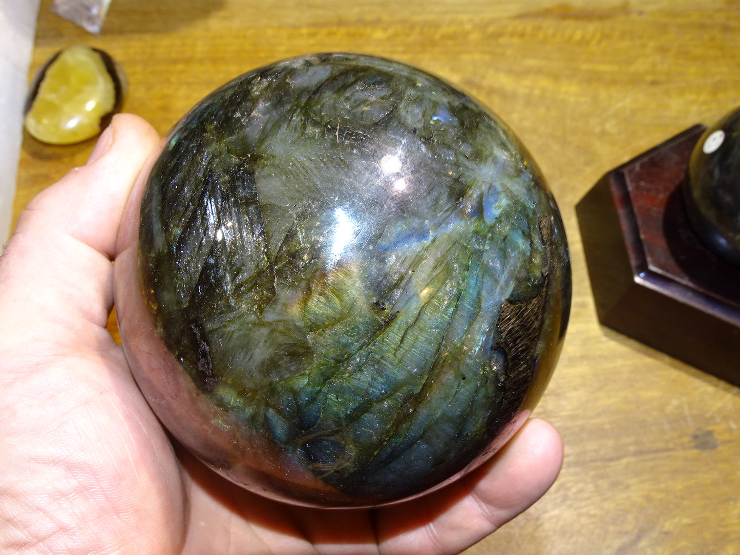 Sélection de sphères en labradorite, de 55 à 100 millimètres. Une pierre aux reflets bletés hypnotisants. Parfait pour la lithothérapie, collection, exposition...!