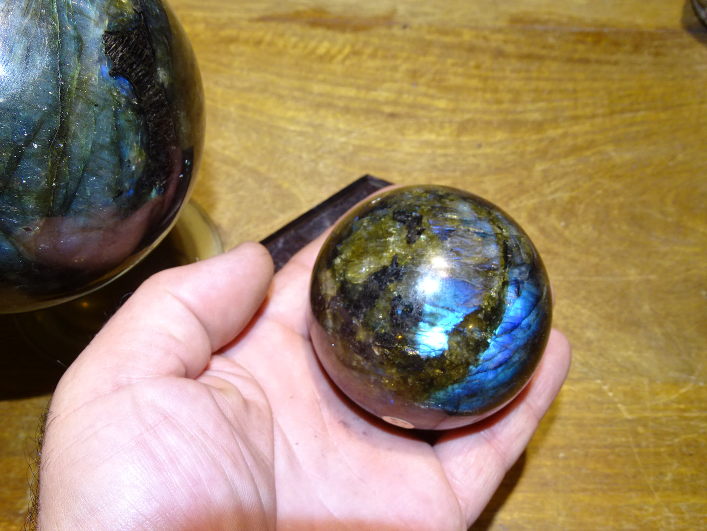 Sélection de sphères en labradorite, de 55 à 100 millimètres. Une pierre aux reflets bletés hypnotisants. Parfait pour la lithothérapie, collection, exposition...!