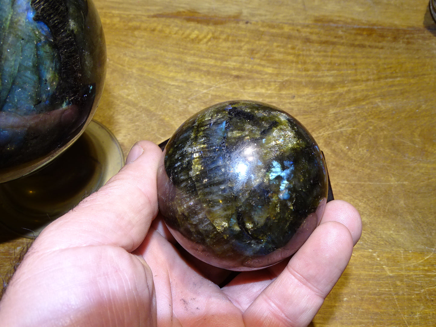 Sélection de sphères en labradorite, de 55 à 100 millimètres. Une pierre aux reflets bletés hypnotisants. Parfait pour la lithothérapie, collection, exposition...!