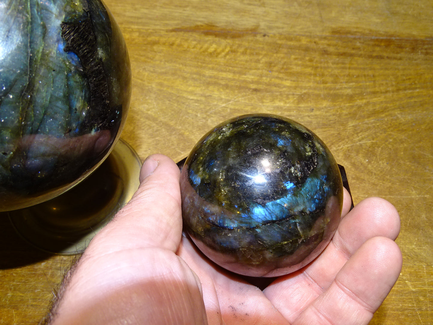 Sélection de sphères en labradorite, de 55 à 100 millimètres. Une pierre aux reflets bletés hypnotisants. Parfait pour la lithothérapie, collection, exposition...!