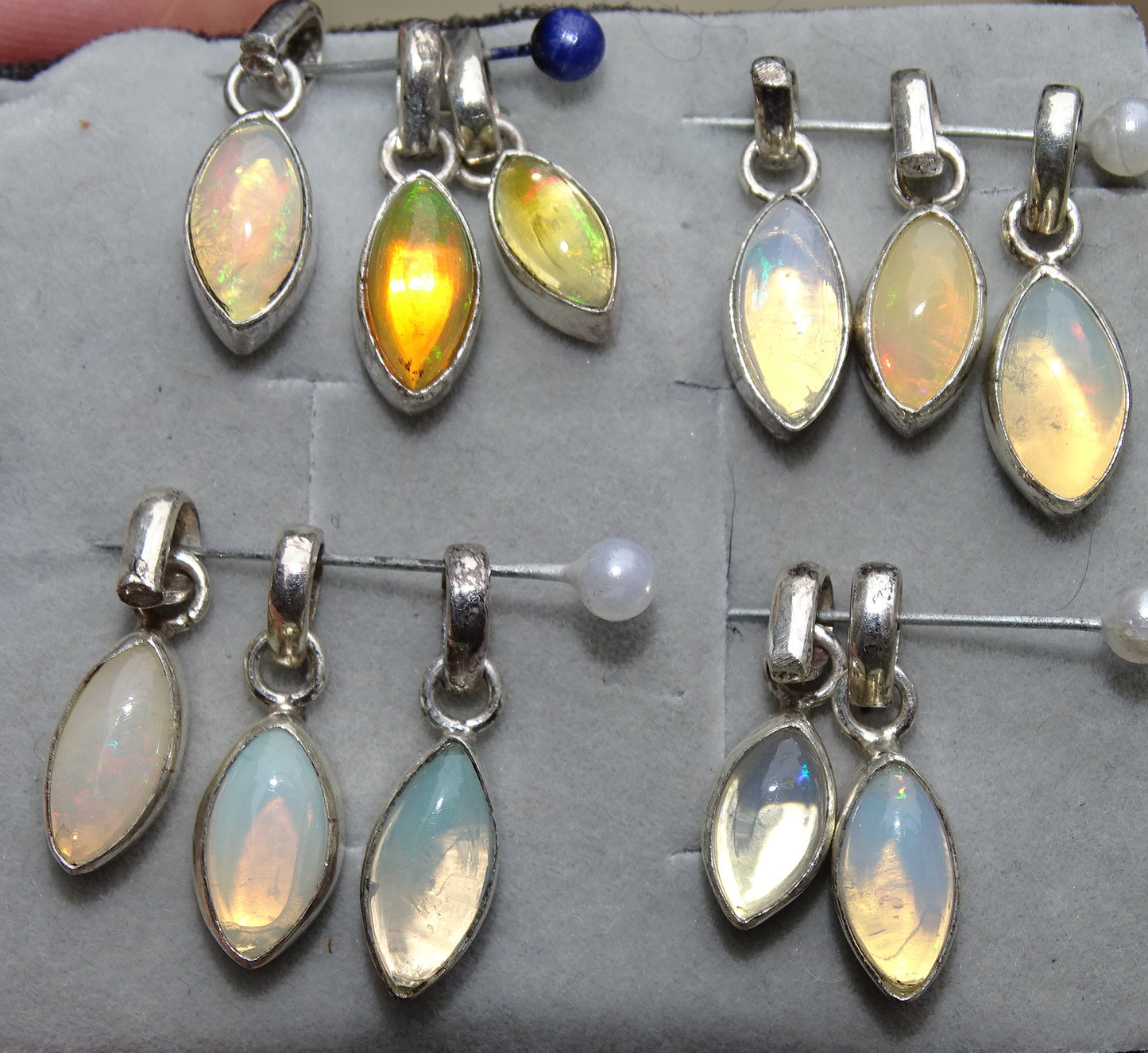 Opale Welo, l'authentique et mythique pierre ! Pendentif monté sur Argent 0.925, dimensions : 12 à 14 millimètres . Pendentif vendu seul ou avec chainette en Argent !