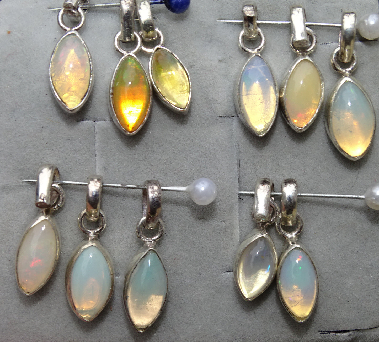 Opale Welo, l'authentique et mythique pierre ! Pendentif monté sur Argent 0.925, dimensions : 12 à 14 millimètres . Pendentif vendu seul ou avec chainette en Argent !